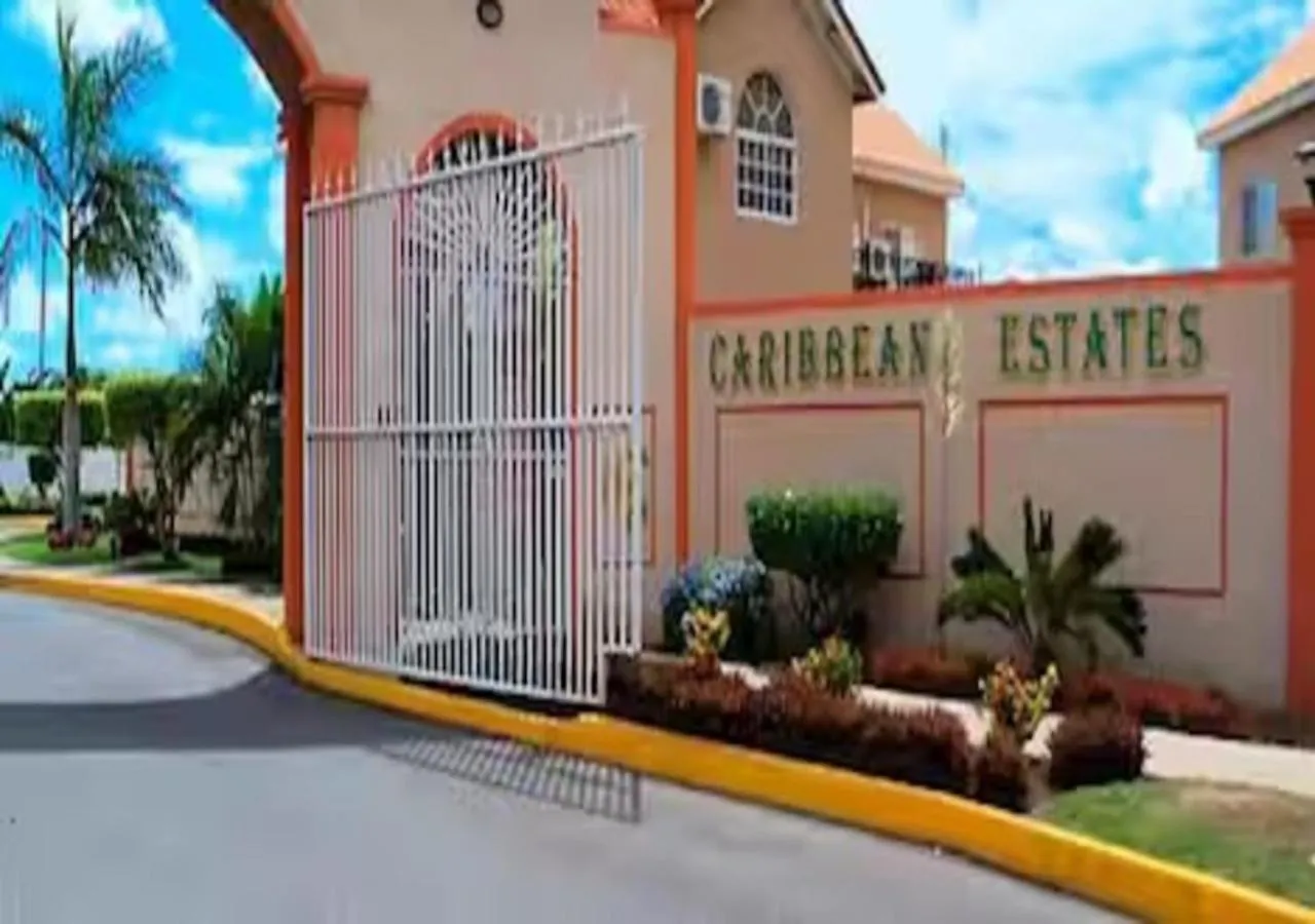Luxe Escape Residential Housing Lejlighed Portmore